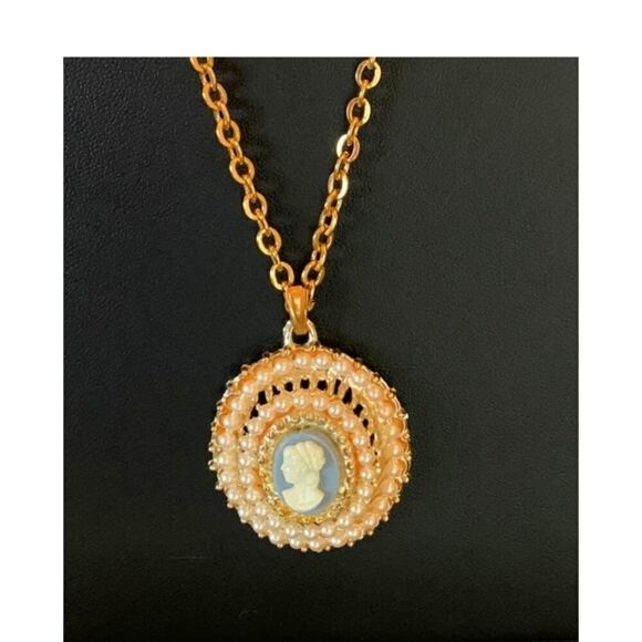 Lovely Cameo pendant Necklace in Pearls/Gold plate, Unmarked - Picture 2 of 5